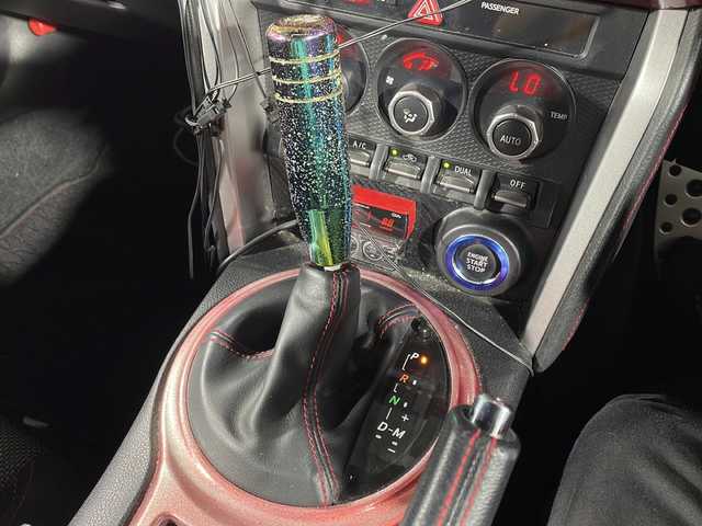 トヨタ ８６ GT 沖縄県 2012(平24)年 8.8万km サテンホワイトパール 純正ナビ/社外FRPボンネット/AM/FM/CD/DVD/フルセグTV/Bluetooth/バックカメラ/パドルシフト/前方ドライブレコーダー/RAYS製18インチアルミホイール/KUHL製4本出マフラー/TRDフロントバンパー/KUHL製リアバンパー/SHOWA TUNING製車高調(フロントのみ)/TRDステアリング/社外カーテシランプ/純正フロアマット/社外HIDヘッドライト/社外テールライト/スマートキー/ダブル＋サイド、カーテンエアバッグ/ETC/ABS/横滑り防止装置/保証書/取扱説明書