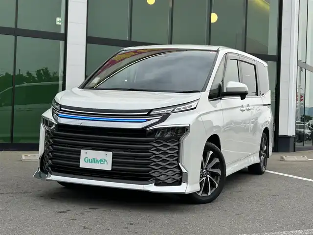 トヨタ ヴォクシー S－Z 和歌山県 2023(令5)年 1.3万km ホワイトパールクリスタルシャイン 純正メーカーナビ/フルセグTV/バックカメラ/（BT/CD/DVD)/プリクラッシュセーフティー/レーダークルーズコントロール/レーンディパーチャーアラート/クリアランスソナー/横滑り防止装置/快適利便パッケージ/パワーバックドア/シートヒーター/ステアリングヒーター/ビルトインETC/純正フロアマット/純正アルミホイール/LEDヘッドライト/オートライト/オートマチックハイビーム