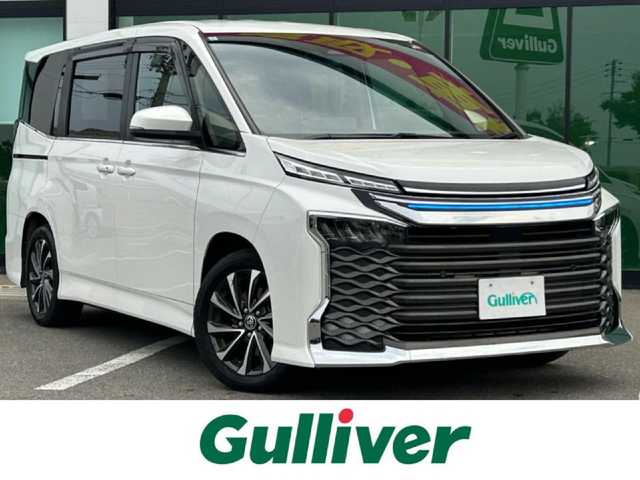 トヨタ ヴォクシー S－Z 和歌山県 2023(令5)年 1.3万km ホワイトパールクリスタルシャイン 純正メーカーナビ/フルセグTV/バックカメラ/（BT/CD/DVD)/プリクラッシュセーフティー/レーダークルーズコントロール/レーンディパーチャーアラート/クリアランスソナー/横滑り防止装置/快適利便パッケージ/パワーバックドア/シートヒーター/ステアリングヒーター/ビルトインETC/純正フロアマット/純正アルミホイール/LEDヘッドライト/オートライト/オートマチックハイビーム