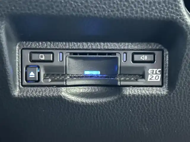 トヨタ ヴォクシー S－Z 和歌山県 2023(令5)年 1.3万km ホワイトパールクリスタルシャイン 純正メーカーナビ/フルセグTV/バックカメラ/（BT/CD/DVD)/プリクラッシュセーフティー/レーダークルーズコントロール/レーンディパーチャーアラート/クリアランスソナー/横滑り防止装置/快適利便パッケージ/パワーバックドア/シートヒーター/ステアリングヒーター/ビルトインETC/純正フロアマット/純正アルミホイール/LEDヘッドライト/オートライト/オートマチックハイビーム