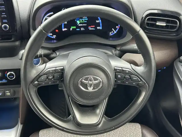 トヨタ ヤリスクロス ハイブリッド Z 熊本県 2020(令2)年 3万km センシュアルレッドマイカ 純正ナビ(AM/FM/USB/BT/フルACP/AAAA)/トヨタセーフティセンス/・LTA/・PCS/・PKSB/・RSA/・BSM/・クリアランスソナー/・レーダークルーズコントロール/ドライブレコーダー/ビルトインETC/LEDヘッドライト/オートハイビーム/D＋N席シートヒーター/D席パワーシート/電装パーキングブレーキ/オートホールド/ハーフレザーシート/パワーバックドア/サイドバイザー/純正フロアマット