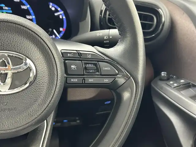 トヨタ ヤリスクロス ハイブリッド Z 熊本県 2020(令2)年 3万km センシュアルレッドマイカ 純正ナビ(AM/FM/USB/BT/フルACP/AAAA)/トヨタセーフティセンス/・LTA/・PCS/・PKSB/・RSA/・BSM/・クリアランスソナー/・レーダークルーズコントロール/ドライブレコーダー/ビルトインETC/LEDヘッドライト/オートハイビーム/D＋N席シートヒーター/D席パワーシート/電装パーキングブレーキ/オートホールド/ハーフレザーシート/パワーバックドア/サイドバイザー/純正フロアマット