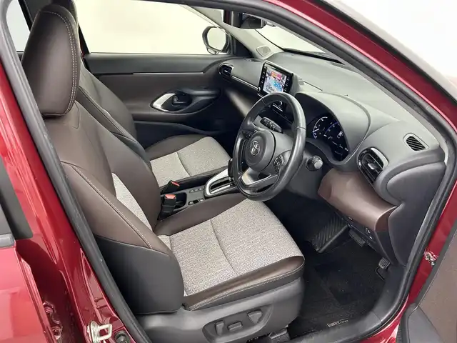 トヨタ ヤリスクロス ハイブリッド Z 熊本県 2020(令2)年 3万km センシュアルレッドマイカ 純正ナビ(AM/FM/USB/BT/フルACP/AAAA)/トヨタセーフティセンス/・LTA/・PCS/・PKSB/・RSA/・BSM/・クリアランスソナー/・レーダークルーズコントロール/ドライブレコーダー/ビルトインETC/LEDヘッドライト/オートハイビーム/D＋N席シートヒーター/D席パワーシート/電装パーキングブレーキ/オートホールド/ハーフレザーシート/パワーバックドア/サイドバイザー/純正フロアマット