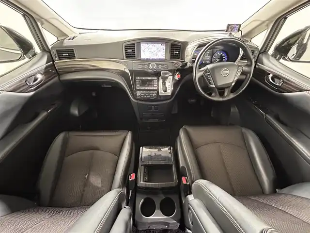 日産 エルグランド 250ハイウェイスター 佐賀県 2014(平26)年 7.2万km ファントムブラック 純正8インチナビ/フルセグTV/CD/DVD/アルパイン製10インチフリップダウンモニター/全方位カメラ/クルーズコントロール/横滑り防止装置/コーナーセンサー/オートライト/LEDヘッドライト/フォグライト/ビルトインETC/前方ドライブレコーダー/両側パワースライドドア/オットマン/ハーフレザーシート/ISOFIX対応シート/社外フロアマット/純正18インチアルミホイール/プッシュスタート/スマートキー/スペアキー×１