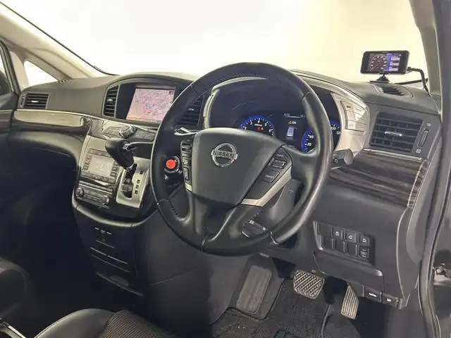 日産 エルグランド 250ハイウェイスター 佐賀県 2014(平26)年 7.2万km ファントムブラック 純正8インチナビ/フルセグTV/CD/DVD/アルパイン製10インチフリップダウンモニター/全方位カメラ/クルーズコントロール/横滑り防止装置/コーナーセンサー/オートライト/LEDヘッドライト/フォグライト/ビルトインETC/前方ドライブレコーダー/両側パワースライドドア/オットマン/ハーフレザーシート/ISOFIX対応シート/社外フロアマット/純正18インチアルミホイール/プッシュスタート/スマートキー/スペアキー×１