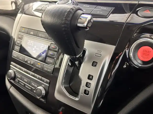 日産 エルグランド 250ハイウェイスター 佐賀県 2014(平26)年 7.2万km ファントムブラック 純正8インチナビ/フルセグTV/CD/DVD/アルパイン製10インチフリップダウンモニター/全方位カメラ/クルーズコントロール/横滑り防止装置/コーナーセンサー/オートライト/LEDヘッドライト/フォグライト/ビルトインETC/前方ドライブレコーダー/両側パワースライドドア/オットマン/ハーフレザーシート/ISOFIX対応シート/社外フロアマット/純正18インチアルミホイール/プッシュスタート/スマートキー/スペアキー×１