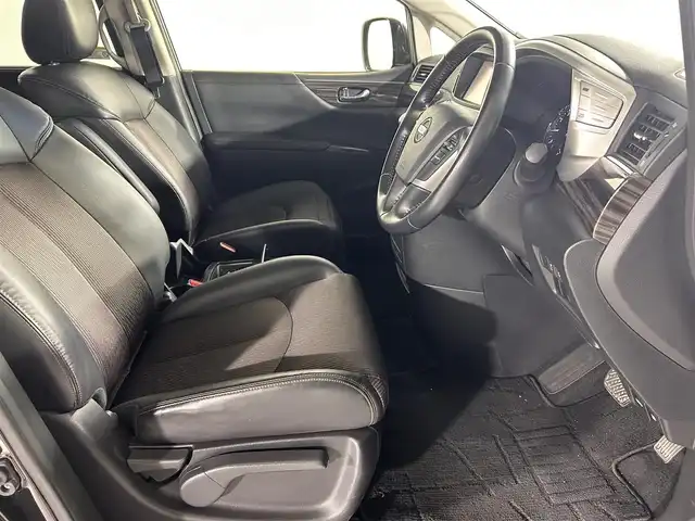 日産 エルグランド 250ハイウェイスター 佐賀県 2014(平26)年 7.2万km ファントムブラック 純正8インチナビ/フルセグTV/CD/DVD/アルパイン製10インチフリップダウンモニター/全方位カメラ/クルーズコントロール/横滑り防止装置/コーナーセンサー/オートライト/LEDヘッドライト/フォグライト/ビルトインETC/前方ドライブレコーダー/両側パワースライドドア/オットマン/ハーフレザーシート/ISOFIX対応シート/社外フロアマット/純正18インチアルミホイール/プッシュスタート/スマートキー/スペアキー×１