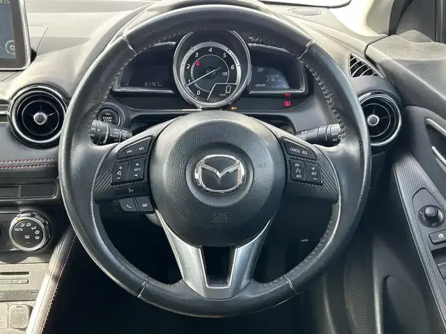 マツダ デミオ XD ツーリング 熊本県 2015(平27)年 8.2万km メテオグレーマイカ 純正SDメモリナビ/（AM/FM/CD/DVD/USB/Bluetooth/AUX)/フルセグTV/バックカメラ/ETC/ヘッドアップディスプレイ/横滑り防止装置/ブラインドスポットモニター/スマートシティーブレーキサポート/レーンキープアシスト/クルーズコントロール（追従なし）/キセノンヘッドライト/・オートライト/・フォグランプ/プッシュスタート/・アイドリングストップ/スマートキー/・スペアキー/純正革巻きステアリング/・ステアリングスイッチ/電動格納ミラー/・ウィンカーミラー/純正ドアバイザー/純正フロアマット