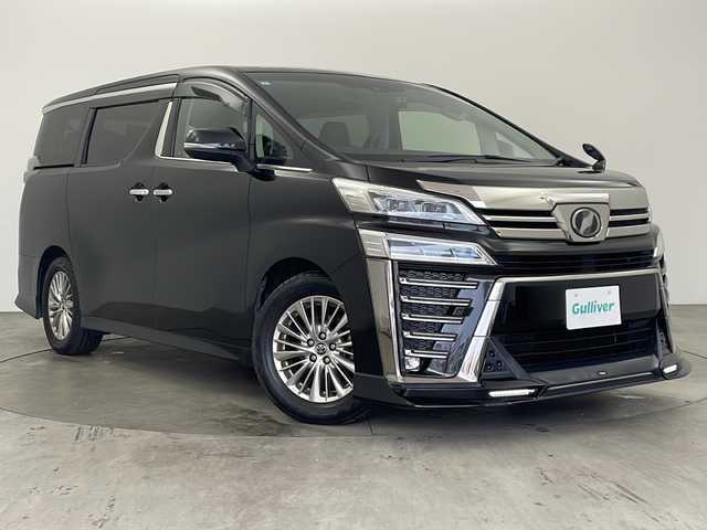 トヨタ ヴェルファイア Z Gエディション 兵庫県 2018(平30)年 6.7万km ブラック ・アルパイン11インチナビ（EX11Z）/　CD/DVD再生/　USB接続/　ipod接続/　HDMI接続/　Bluetoothオーディオ/　フルセグテレビ/・バックカメラ/・ビルドインETC/・Toyota Safety Sense/　プリクラッシュセーフティ/　レーンディパーチャーアラート/　オートマチックハイビーム/・先行車発進告知機能/・パーキングサポートブレーキ（前後方静止物）/・車両接近通報装置/・ABS/・横滑り防止機能/・前後コーナーセンサー/・盗難防止装置/・オートライト/・LEDヘッドライト/・W＋サイドエアバック/・カーテンエアバック/・三列シート/・オットマン/・電動リアゲート/・前後ドライブレコーダー/・ウォークスルー/・純正フロアマット/・パワーシート（（運転席・助手席・2列目）/・メモリーシート（運転席）/・レザーシート/・エアシート（運転席・助手席）/・シートヒーター（運転席・助手席）/・ステアリングヒーター/・両側パワースライドドア/・TRDエアロパーツ（フロント）/・純正17インチアルミホイール/・WACエアコン/・スマートキー/・スペアキー