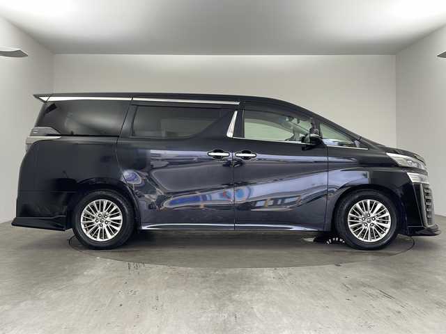 トヨタ ヴェルファイア Z Gエディション 兵庫県 2018(平30)年 6.7万km ブラック ・アルパイン11インチナビ（EX11Z）/　CD/DVD再生/　USB接続/　ipod接続/　HDMI接続/　Bluetoothオーディオ/　フルセグテレビ/・バックカメラ/・ビルドインETC/・Toyota Safety Sense/　プリクラッシュセーフティ/　レーンディパーチャーアラート/　オートマチックハイビーム/・先行車発進告知機能/・パーキングサポートブレーキ（前後方静止物）/・車両接近通報装置/・ABS/・横滑り防止機能/・前後コーナーセンサー/・盗難防止装置/・オートライト/・LEDヘッドライト/・W＋サイドエアバック/・カーテンエアバック/・三列シート/・オットマン/・電動リアゲート/・前後ドライブレコーダー/・ウォークスルー/・純正フロアマット/・パワーシート（（運転席・助手席・2列目）/・メモリーシート（運転席）/・レザーシート/・エアシート（運転席・助手席）/・シートヒーター（運転席・助手席）/・ステアリングヒーター/・両側パワースライドドア/・TRDエアロパーツ（フロント）/・純正17インチアルミホイール/・WACエアコン/・スマートキー/・スペアキー