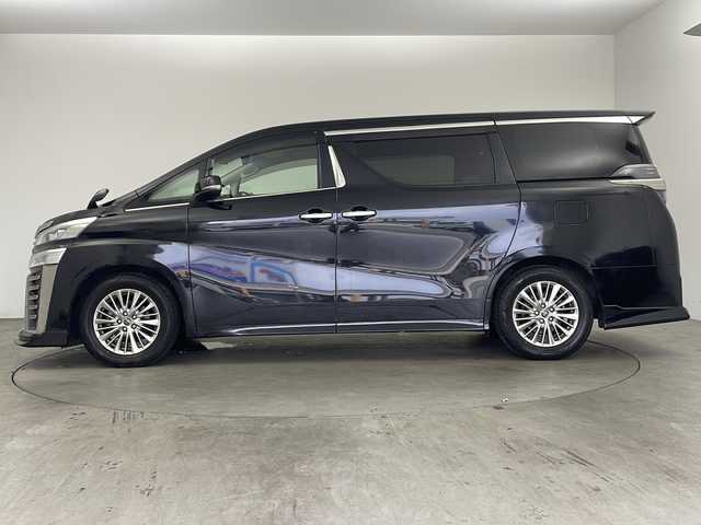 トヨタ ヴェルファイア Z Gエディション 兵庫県 2018(平30)年 6.7万km ブラック ・アルパイン11インチナビ（EX11Z）/　CD/DVD再生/　USB接続/　ipod接続/　HDMI接続/　Bluetoothオーディオ/　フルセグテレビ/・バックカメラ/・ビルドインETC/・Toyota Safety Sense/　プリクラッシュセーフティ/　レーンディパーチャーアラート/　オートマチックハイビーム/・先行車発進告知機能/・パーキングサポートブレーキ（前後方静止物）/・車両接近通報装置/・ABS/・横滑り防止機能/・前後コーナーセンサー/・盗難防止装置/・オートライト/・LEDヘッドライト/・W＋サイドエアバック/・カーテンエアバック/・三列シート/・オットマン/・電動リアゲート/・前後ドライブレコーダー/・ウォークスルー/・純正フロアマット/・パワーシート（（運転席・助手席・2列目）/・メモリーシート（運転席）/・レザーシート/・エアシート（運転席・助手席）/・シートヒーター（運転席・助手席）/・ステアリングヒーター/・両側パワースライドドア/・TRDエアロパーツ（フロント）/・純正17インチアルミホイール/・WACエアコン/・スマートキー/・スペアキー