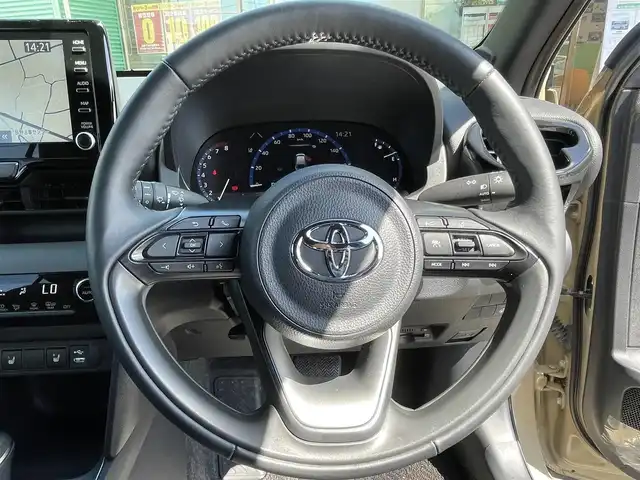 トヨタ ヤリスクロス Z 長野県 2022(令4)年 1.3万km ブラックマイカ/ベージュ 2トーン ステアリングヒーター/ミラー型ドライブレコーダー/SOSボタン/オートブレーキホールド/電動パーキング/ドアバイザー/オートハイビーム/純正フロアマット/純正ナビ(AM/FM)/バックカメラ/運転席シートヒーター&パワーシート