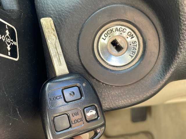 トヨタ ソアラ 430SCV 愛知県 2001(平13)年 11万km ホワイトパールクリスタルシャイン 電動オープン/キーレス/純正ナビ/アナログTV・CD・MD・FM・AM/クルーズコントロール/前席シートヒーター/前席パワーシート/前席シートメモリー機能付きパワーシート/社外19インチアルミホイール/ブレンボブレーキキャリパー/ETC/前方ドライブレコーダー（ユピテル）/木目調パネル/木目調コンビステアリング/木目調シフトノブ/トラクションコントロール/ビークルスタビリティコントロール/オートライト/電格ミラー/純正フロアマット/アクセサリーソケット/保証書/ディーラー点検整備記録簿(R4・R6)