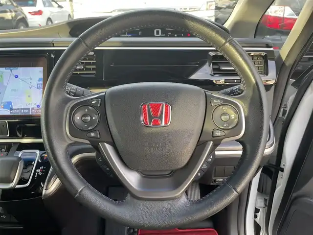ホンダ ステップワゴン 滋賀県 2020(令2)年 6万km プラチナホワイトパール 純正10インチナビ/【Bluetooth/CD/DVD/フルセグTV/USB/HDMI】/純正フリップダウンモニター/ホンダセンシング/・衝突軽減ブレーキ〈CMBS〉/・誤発進抑制機能/・歩行者事故低減ステアリング/・路外逸脱抑制機能/・渋滞追従機能付アダプティブクルーズコントロール/・LKAS〈車線維持支援システム〉/・先行車発進お知らせ機能/・標識認識機能/両側パワースライドドア/ハーフレザーシート/D/Nシートヒーター/LEDヘッドライト/ビルトインETC2.0/電動パーキングブレーキ/オートブレーキホールド/プッシュスタート/スマートキー/ステアリングリモコン