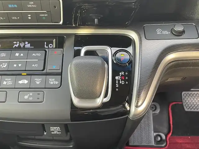 ホンダ ステップワゴン 滋賀県 2020(令2)年 6万km プラチナホワイトパール 純正10インチナビ/【Bluetooth/CD/DVD/フルセグTV/USB/HDMI】/純正フリップダウンモニター/ホンダセンシング/・衝突軽減ブレーキ〈CMBS〉/・誤発進抑制機能/・歩行者事故低減ステアリング/・路外逸脱抑制機能/・渋滞追従機能付アダプティブクルーズコントロール/・LKAS〈車線維持支援システム〉/・先行車発進お知らせ機能/・標識認識機能/両側パワースライドドア/ハーフレザーシート/D/Nシートヒーター/LEDヘッドライト/ビルトインETC2.0/電動パーキングブレーキ/オートブレーキホールド/プッシュスタート/スマートキー/ステアリングリモコン