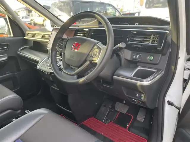 ホンダ ステップワゴン 滋賀県 2020(令2)年 6万km プラチナホワイトパール 純正10インチナビ/【Bluetooth/CD/DVD/フルセグTV/USB/HDMI】/純正フリップダウンモニター/ホンダセンシング/・衝突軽減ブレーキ〈CMBS〉/・誤発進抑制機能/・歩行者事故低減ステアリング/・路外逸脱抑制機能/・渋滞追従機能付アダプティブクルーズコントロール/・LKAS〈車線維持支援システム〉/・先行車発進お知らせ機能/・標識認識機能/両側パワースライドドア/ハーフレザーシート/D/Nシートヒーター/LEDヘッドライト/ビルトインETC2.0/電動パーキングブレーキ/オートブレーキホールド/プッシュスタート/スマートキー/ステアリングリモコン