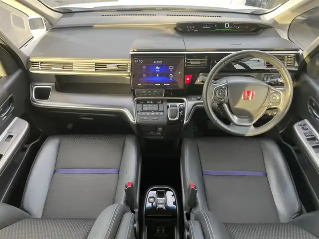 ホンダ ステップワゴン 滋賀県 2020(令2)年 6万km プラチナホワイトパール 純正10インチナビ/【Bluetooth/CD/DVD/フルセグTV/USB/HDMI】/純正フリップダウンモニター/ホンダセンシング/・衝突軽減ブレーキ〈CMBS〉/・誤発進抑制機能/・歩行者事故低減ステアリング/・路外逸脱抑制機能/・渋滞追従機能付アダプティブクルーズコントロール/・LKAS〈車線維持支援システム〉/・先行車発進お知らせ機能/・標識認識機能/両側パワースライドドア/ハーフレザーシート/D/Nシートヒーター/LEDヘッドライト/ビルトインETC2.0/電動パーキングブレーキ/オートブレーキホールド/プッシュスタート/スマートキー/ステアリングリモコン