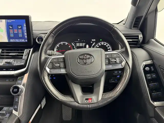 トヨタ ランドクルーザー GRスポーツ 愛知県 2023(令5)年 4万km ブラック ワンオーナー/純正12.3型JBLナビ(フルセグ、CD、DVD、Bluetooth、HDMI、AppleCarplay）/全方位カメラ/サンルーフ/HUD/BSM/ETC2.0/1.2列目シートヒーター、エアシート/ハンドルヒーター/100V電源/4WD/ターボ/黒革レザーシート/ACC/ルーフレール/パワーバックドア/パワーシート（D+N)/衝突軽減ブレーキ/レーンキープアシスト/オートハイビーム/LEDヘッドライト/純正18インチAW/純正フロアマット/スマートキー/USB/コーナーセンサー（前後）/ステアリングヒーター/フォグライト/三点エアバック