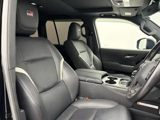 トヨタ ランドクルーザー GRスポーツ 愛知県 2023(令5)年 4万km ブラック ワンオーナー/純正12.3型JBLナビ(フルセグ、CD、DVD、Bluetooth、HDMI、AppleCarplay）/全方位カメラ/サンルーフ/HUD/BSM/ETC2.0/1.2列目シートヒーター、エアシート/ハンドルヒーター/100V電源/4WD/ターボ/黒革レザーシート/ACC/ルーフレール/パワーバックドア/パワーシート（D+N)/衝突軽減ブレーキ/レーンキープアシスト/オートハイビーム/LEDヘッドライト/純正18インチAW/純正フロアマット/スマートキー/USB/コーナーセンサー（前後）/ステアリングヒーター/フォグライト/三点エアバック