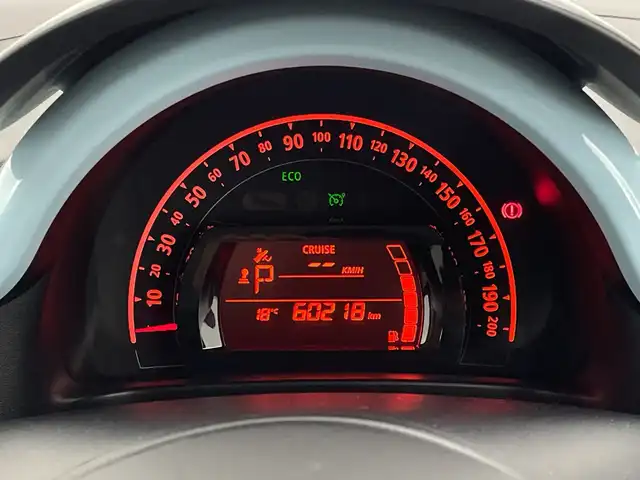 ルノー トゥインゴ ゼン 新潟県 2017(平29)年 6.1万km ライトブルー ワンオーナー/純正カーオーディオ/ステアリングスイッチ/冬タイヤ積載/純正フロアマット/電格ミラー/フロントフォグライト/取扱説明書/保証書/整備記録簿
