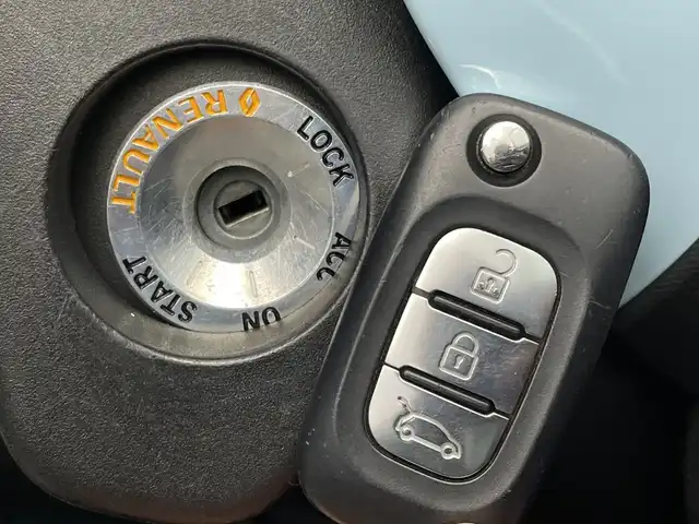 ルノー トゥインゴ ゼン 新潟県 2017(平29)年 6.1万km ライトブルー ワンオーナー/純正カーオーディオ/ステアリングスイッチ/冬タイヤ積載/純正フロアマット/電格ミラー/フロントフォグライト/取扱説明書/保証書/整備記録簿
