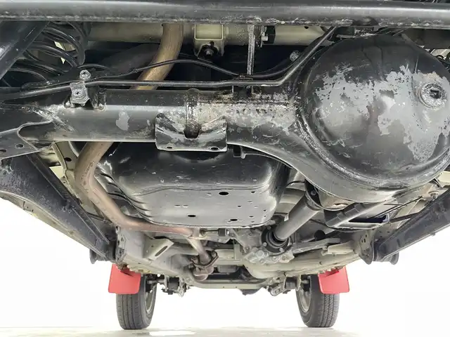 スズキ ジムニー XC 千葉県 2021(令3)年 2万km シフォンアイボリーメタリックブラック2トーンルーフ 禁煙車/4WD/・ダウンヒルアシストコントロール/オプションフロントグリル/スズキセーフティサポート/・レーンキープアシスト/純正8インチメモリナビ/・型番：CN-RZ865/・CD/DVD/USB/Bluetooth/フルセグTV/・バックカメラ/・ビルトインETC/革巻きステアリング/・ステアリングスイッチ/前席シートヒーター/純正フロアマット/純正ドアバイザー/純正16インチAW/オートライト/・LEDヘッドライト/電動格納ウインカーミラー/・ヒーテッドドアミラー