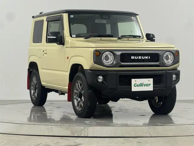 スズキ ジムニー XC 熊本県 2021(令3)年 2万km シフォンアイボリーメタリックブラック2トーンルーフ 禁煙車/4WD/・ダウンヒルアシストコントロール/オプションフロントグリル/スズキセーフティサポート/・レーンキープアシスト/純正8インチメモリナビ/・型番：CN-RZ865/・CD/DVD/USB/Bluetooth/フルセグTV/・バックカメラ/・ビルトインETC/革巻きステアリング/・ステアリングスイッチ/前席シートヒーター/純正フロアマット/純正ドアバイザー/純正16インチAW/オートライト/・LEDヘッドライト/電動格納ウインカーミラー/・ヒーテッドドアミラー