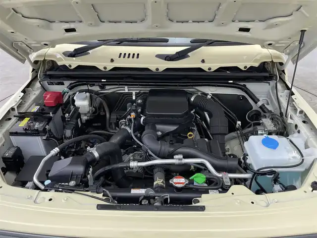 スズキ ジムニー XC 千葉県 2021(令3)年 2万km シフォンアイボリーメタリックブラック2トーンルーフ 禁煙車/4WD/・ダウンヒルアシストコントロール/オプションフロントグリル/スズキセーフティサポート/・レーンキープアシスト/純正8インチメモリナビ/・型番：CN-RZ865/・CD/DVD/USB/Bluetooth/フルセグTV/・バックカメラ/・ビルトインETC/革巻きステアリング/・ステアリングスイッチ/前席シートヒーター/純正フロアマット/純正ドアバイザー/純正16インチAW/オートライト/・LEDヘッドライト/電動格納ウインカーミラー/・ヒーテッドドアミラー