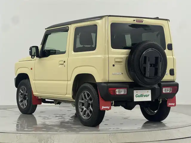 スズキ ジムニー XC 熊本県 2021(令3)年 2万km シフォンアイボリーメタリックブラック2トーンルーフ 禁煙車/4WD/・ダウンヒルアシストコントロール/オプションフロントグリル/スズキセーフティサポート/・レーンキープアシスト/純正8インチメモリナビ/・型番：CN-RZ865/・CD/DVD/USB/Bluetooth/フルセグTV/・バックカメラ/・ビルトインETC/革巻きステアリング/・ステアリングスイッチ/前席シートヒーター/純正フロアマット/純正ドアバイザー/純正16インチAW/オートライト/・LEDヘッドライト/電動格納ウインカーミラー/・ヒーテッドドアミラー