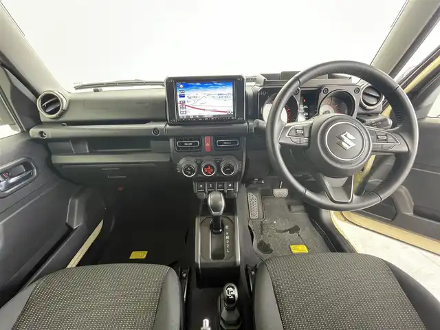 スズキ ジムニー XC 千葉県 2021(令3)年 2万km シフォンアイボリーメタリックブラック2トーンルーフ 禁煙車/4WD/・ダウンヒルアシストコントロール/オプションフロントグリル/スズキセーフティサポート/・レーンキープアシスト/純正8インチメモリナビ/・型番：CN-RZ865/・CD/DVD/USB/Bluetooth/フルセグTV/・バックカメラ/・ビルトインETC/革巻きステアリング/・ステアリングスイッチ/前席シートヒーター/純正フロアマット/純正ドアバイザー/純正16インチAW/オートライト/・LEDヘッドライト/電動格納ウインカーミラー/・ヒーテッドドアミラー