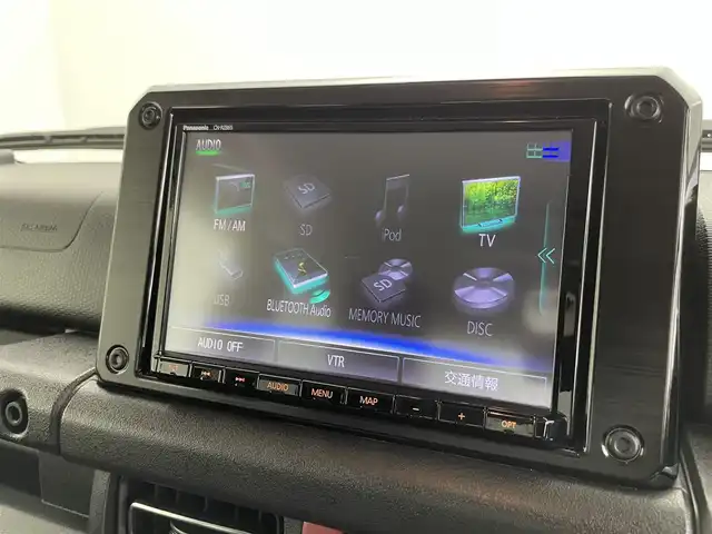 スズキ ジムニー XC 千葉県 2021(令3)年 2万km シフォンアイボリーメタリックブラック2トーンルーフ 禁煙車/4WD/・ダウンヒルアシストコントロール/オプションフロントグリル/スズキセーフティサポート/・レーンキープアシスト/純正8インチメモリナビ/・型番：CN-RZ865/・CD/DVD/USB/Bluetooth/フルセグTV/・バックカメラ/・ビルトインETC/革巻きステアリング/・ステアリングスイッチ/前席シートヒーター/純正フロアマット/純正ドアバイザー/純正16インチAW/オートライト/・LEDヘッドライト/電動格納ウインカーミラー/・ヒーテッドドアミラー