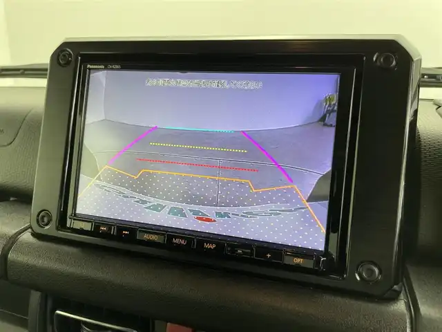 スズキ ジムニー XC 千葉県 2021(令3)年 2万km シフォンアイボリーメタリックブラック2トーンルーフ 禁煙車/4WD/・ダウンヒルアシストコントロール/オプションフロントグリル/スズキセーフティサポート/・レーンキープアシスト/純正8インチメモリナビ/・型番：CN-RZ865/・CD/DVD/USB/Bluetooth/フルセグTV/・バックカメラ/・ビルトインETC/革巻きステアリング/・ステアリングスイッチ/前席シートヒーター/純正フロアマット/純正ドアバイザー/純正16インチAW/オートライト/・LEDヘッドライト/電動格納ウインカーミラー/・ヒーテッドドアミラー