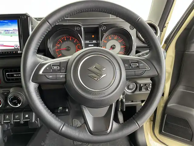 スズキ ジムニー XC 千葉県 2021(令3)年 2万km シフォンアイボリーメタリックブラック2トーンルーフ 禁煙車/4WD/・ダウンヒルアシストコントロール/オプションフロントグリル/スズキセーフティサポート/・レーンキープアシスト/純正8インチメモリナビ/・型番：CN-RZ865/・CD/DVD/USB/Bluetooth/フルセグTV/・バックカメラ/・ビルトインETC/革巻きステアリング/・ステアリングスイッチ/前席シートヒーター/純正フロアマット/純正ドアバイザー/純正16インチAW/オートライト/・LEDヘッドライト/電動格納ウインカーミラー/・ヒーテッドドアミラー