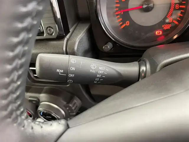スズキ ジムニー XC 千葉県 2021(令3)年 2万km シフォンアイボリーメタリックブラック2トーンルーフ 禁煙車/4WD/・ダウンヒルアシストコントロール/オプションフロントグリル/スズキセーフティサポート/・レーンキープアシスト/純正8インチメモリナビ/・型番：CN-RZ865/・CD/DVD/USB/Bluetooth/フルセグTV/・バックカメラ/・ビルトインETC/革巻きステアリング/・ステアリングスイッチ/前席シートヒーター/純正フロアマット/純正ドアバイザー/純正16インチAW/オートライト/・LEDヘッドライト/電動格納ウインカーミラー/・ヒーテッドドアミラー