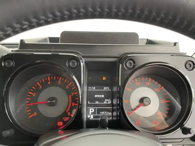スズキ ジムニー XC 千葉県 2021(令3)年 2万km シフォンアイボリーメタリックブラック2トーンルーフ 禁煙車/4WD/・ダウンヒルアシストコントロール/オプションフロントグリル/スズキセーフティサポート/・レーンキープアシスト/純正8インチメモリナビ/・型番：CN-RZ865/・CD/DVD/USB/Bluetooth/フルセグTV/・バックカメラ/・ビルトインETC/革巻きステアリング/・ステアリングスイッチ/前席シートヒーター/純正フロアマット/純正ドアバイザー/純正16インチAW/オートライト/・LEDヘッドライト/電動格納ウインカーミラー/・ヒーテッドドアミラー