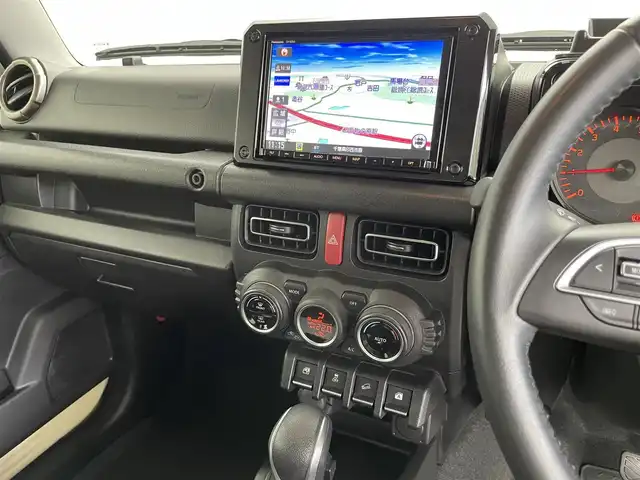 スズキ ジムニー XC 千葉県 2021(令3)年 2万km シフォンアイボリーメタリックブラック2トーンルーフ 禁煙車/4WD/・ダウンヒルアシストコントロール/オプションフロントグリル/スズキセーフティサポート/・レーンキープアシスト/純正8インチメモリナビ/・型番：CN-RZ865/・CD/DVD/USB/Bluetooth/フルセグTV/・バックカメラ/・ビルトインETC/革巻きステアリング/・ステアリングスイッチ/前席シートヒーター/純正フロアマット/純正ドアバイザー/純正16インチAW/オートライト/・LEDヘッドライト/電動格納ウインカーミラー/・ヒーテッドドアミラー