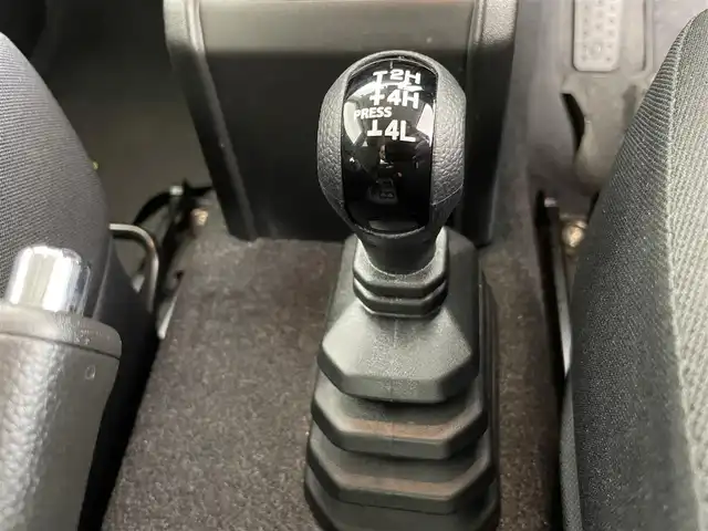 スズキ ジムニー XC 千葉県 2021(令3)年 2万km シフォンアイボリーメタリックブラック2トーンルーフ 禁煙車/4WD/・ダウンヒルアシストコントロール/オプションフロントグリル/スズキセーフティサポート/・レーンキープアシスト/純正8インチメモリナビ/・型番：CN-RZ865/・CD/DVD/USB/Bluetooth/フルセグTV/・バックカメラ/・ビルトインETC/革巻きステアリング/・ステアリングスイッチ/前席シートヒーター/純正フロアマット/純正ドアバイザー/純正16インチAW/オートライト/・LEDヘッドライト/電動格納ウインカーミラー/・ヒーテッドドアミラー