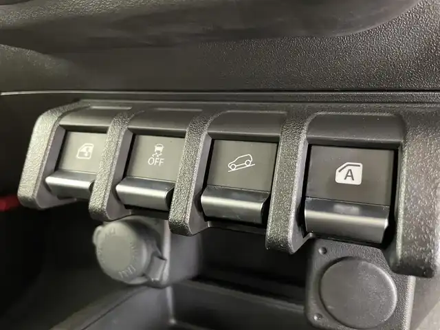 スズキ ジムニー XC 千葉県 2021(令3)年 2万km シフォンアイボリーメタリックブラック2トーンルーフ 禁煙車/4WD/・ダウンヒルアシストコントロール/オプションフロントグリル/スズキセーフティサポート/・レーンキープアシスト/純正8インチメモリナビ/・型番：CN-RZ865/・CD/DVD/USB/Bluetooth/フルセグTV/・バックカメラ/・ビルトインETC/革巻きステアリング/・ステアリングスイッチ/前席シートヒーター/純正フロアマット/純正ドアバイザー/純正16インチAW/オートライト/・LEDヘッドライト/電動格納ウインカーミラー/・ヒーテッドドアミラー