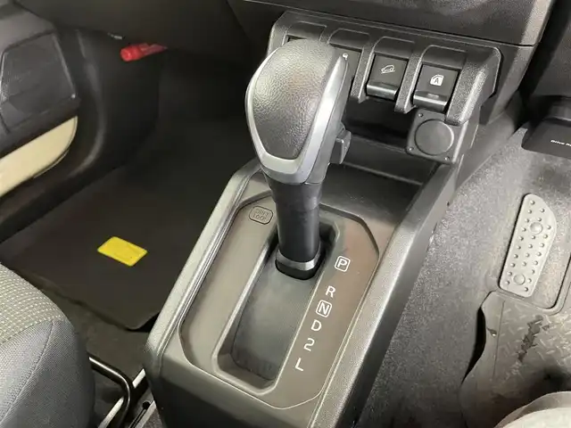 スズキ ジムニー XC 千葉県 2021(令3)年 2万km シフォンアイボリーメタリックブラック2トーンルーフ 禁煙車/4WD/・ダウンヒルアシストコントロール/オプションフロントグリル/スズキセーフティサポート/・レーンキープアシスト/純正8インチメモリナビ/・型番：CN-RZ865/・CD/DVD/USB/Bluetooth/フルセグTV/・バックカメラ/・ビルトインETC/革巻きステアリング/・ステアリングスイッチ/前席シートヒーター/純正フロアマット/純正ドアバイザー/純正16インチAW/オートライト/・LEDヘッドライト/電動格納ウインカーミラー/・ヒーテッドドアミラー