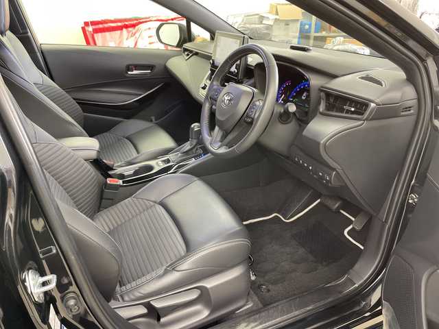 トヨタ カローラツーリング ハイブリッド ダブルバイビー 道央・札幌 2021(令3)年 2.4万km ブラックマイカ ・４WD/ハイブリット/寒冷地仕様/・トヨタセーフティセンス/・レーダークルーズコントロール/・プリクラッシュセーフティ/・ブラインドスポットモニター/・純正9インチディスプレイオーディオ/・Bluetooth.miracast.フルセグ/・バックカメラ /・LEDオートライト/オートハイビーム/・前後ドライブレコーダー/・フロントワイパーデアイサー/・ハーフレザーシート/シートヒーター/・ステアリングヒーター・ミラーヒーター/・エンジンスターター/・ビルトインETC/AC100V