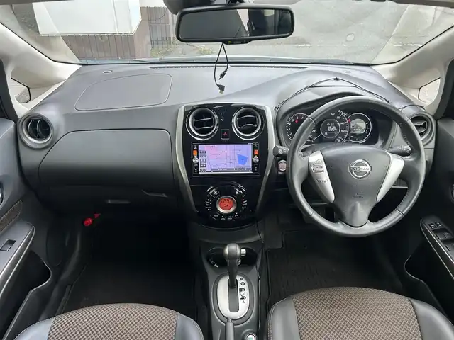 日産 ノート メダリスト エマージェンシーB 静岡県 2015(平27)年 1.7万km インペリアルアンバーP 純正7インチナビ/（Bluetooth/DVD/FM/AM/HDMI）/フルセグTV/VDC（ビークルダイナミクスコントロール）/全周囲カメラ/ETC車載器/ハーフレザーシート/スペアタイヤ/本革巻きステアリング/スマートキー/プッシュスタート/純正15AW