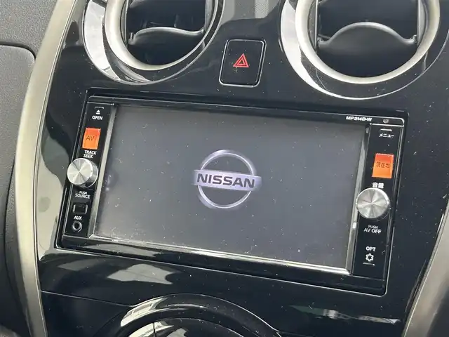 日産 ノート メダリスト エマージェンシーB 静岡県 2015(平27)年 1.7万km インペリアルアンバーP 純正7インチナビ/（Bluetooth/DVD/FM/AM/HDMI）/フルセグTV/VDC（ビークルダイナミクスコントロール）/全周囲カメラ/ETC車載器/ハーフレザーシート/スペアタイヤ/本革巻きステアリング/スマートキー/プッシュスタート/純正15AW