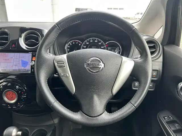 日産 ノート メダリスト エマージェンシーB 静岡県 2015(平27)年 1.7万km インペリアルアンバーP 純正7インチナビ/（Bluetooth/DVD/FM/AM/HDMI）/フルセグTV/VDC（ビークルダイナミクスコントロール）/全周囲カメラ/ETC車載器/ハーフレザーシート/スペアタイヤ/本革巻きステアリング/スマートキー/プッシュスタート/純正15AW