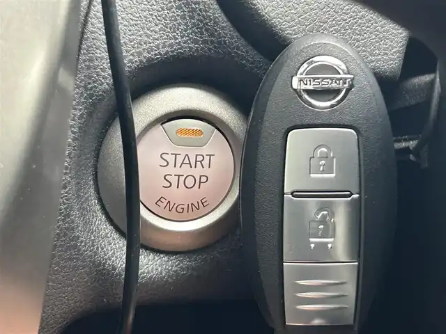日産 ノート メダリスト エマージェンシーB 静岡県 2015(平27)年 1.7万km インペリアルアンバーP 純正7インチナビ/（Bluetooth/DVD/FM/AM/HDMI）/フルセグTV/VDC（ビークルダイナミクスコントロール）/全周囲カメラ/ETC車載器/ハーフレザーシート/スペアタイヤ/本革巻きステアリング/スマートキー/プッシュスタート/純正15AW