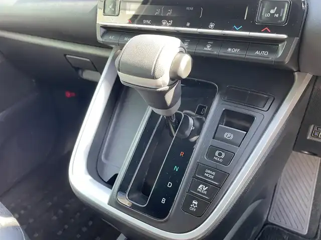 トヨタ ヴォクシー ハイブリッド S－Z 福岡県 2023(令5)年 1.7万km ホワイトパールクリスタルシャイン 純正ディスプレイオーディオナビ(フルセグTV/CD/DVD/BT)バックカメラコーナーセンサー両側パワスラクルコンドラレコETCシートヒーターブレーキホールドUSBHDMI純正フロアマット純正LED純正アルミホイールプッシュスタートスマートキーモデリスタエアロ