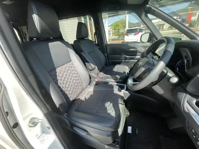 トヨタ ヴォクシー ハイブリッド S－Z 福岡県 2023(令5)年 1.7万km ホワイトパールクリスタルシャイン 純正ディスプレイオーディオナビ(フルセグTV/CD/DVD/BT)バックカメラコーナーセンサー両側パワスラクルコンドラレコETCシートヒーターブレーキホールドUSBHDMI純正フロアマット純正LED純正アルミホイールプッシュスタートスマートキーモデリスタエアロ