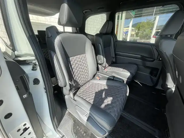 トヨタ ヴォクシー ハイブリッド S－Z 福岡県 2023(令5)年 1.7万km ホワイトパールクリスタルシャイン 純正ディスプレイオーディオナビ(フルセグTV/CD/DVD/BT)バックカメラコーナーセンサー両側パワスラクルコンドラレコETCシートヒーターブレーキホールドUSBHDMI純正フロアマット純正LED純正アルミホイールプッシュスタートスマートキーモデリスタエアロ