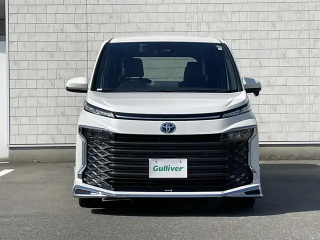 トヨタ ヴォクシー ハイブリッド S－Z 福岡県 2023(令5)年 1.7万km ホワイトパールクリスタルシャイン 純正ディスプレイオーディオナビ(フルセグTV/CD/DVD/BT)バックカメラコーナーセンサー両側パワスラクルコンドラレコETCシートヒーターブレーキホールドUSBHDMI純正フロアマット純正LED純正アルミホイールプッシュスタートスマートキーモデリスタエアロ