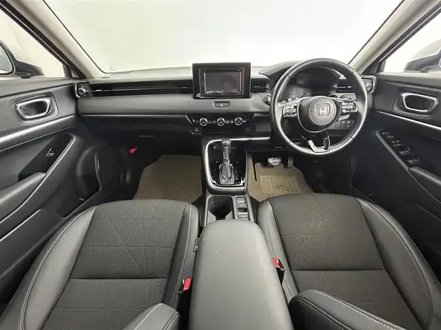 ホンダ ヴェゼル ハイブリッド e:HEV Z 道央・札幌 2024(令6)年 0.7万km プラチナホワイトパール ・４ＷＤ/・衝突軽減/・寒冷地仕様/・社外ディスプレイオーディオ/・BT/CD/USB/・バックカメラ/・ステアリングヒーター/・パワーバックドア/・ブレーキホールド/・ブラインドスポットモニター/・ハンドル支援/・パドルシフト/・ワイパーレベライザー/・アダプティブクルーズコントロール/・レーンキープアシスト/・ダウンヒルアシスト/・シートヒーター/・アイドリングストップ/・ダウンヒルアシスト/・LEDヘッドライト/・オートライト/・社外フロアマット/・革巻きステアリング/・パワーウィンドウ/・パワーステアリング/・ハーフレザーシート