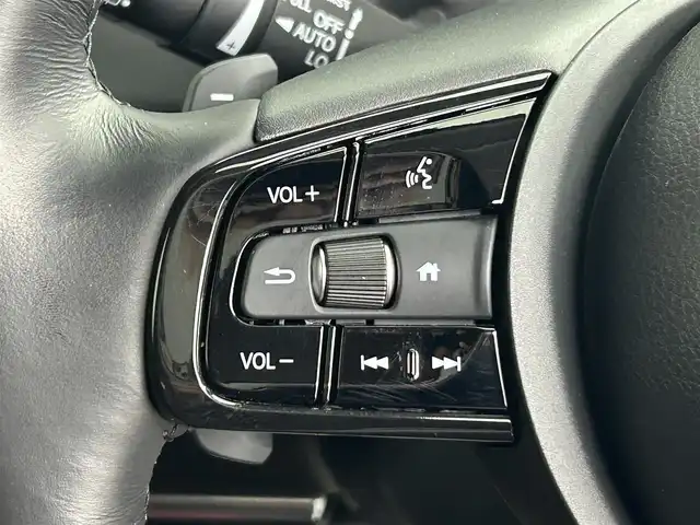 ホンダ ヴェゼル ハイブリッド e:HEV Z 道央・札幌 2024(令6)年 0.7万km プラチナホワイトパール ・４ＷＤ/・衝突軽減/・寒冷地仕様/・社外ディスプレイオーディオ/・BT/CD/USB/・バックカメラ/・ステアリングヒーター/・パワーバックドア/・ブレーキホールド/・ブラインドスポットモニター/・ハンドル支援/・パドルシフト/・ワイパーレベライザー/・アダプティブクルーズコントロール/・レーンキープアシスト/・ダウンヒルアシスト/・シートヒーター/・アイドリングストップ/・ダウンヒルアシスト/・LEDヘッドライト/・オートライト/・社外フロアマット/・革巻きステアリング/・パワーウィンドウ/・パワーステアリング/・ハーフレザーシート